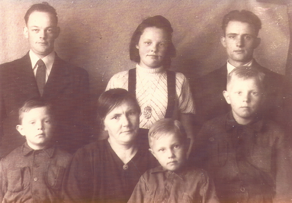 Photo of DeVries Family just prior to leaving for Canada in 1948.